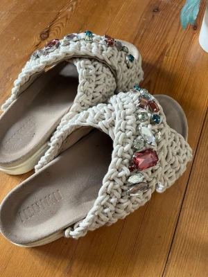 Inuikii sandaler - Virkade handgjorda sandaler från Inuikii. Nypris över 2000kr. Storlek 40, men något små. Lite smutsiga/ dammiga inuti. Men utanpå är dem helt hela och rena!