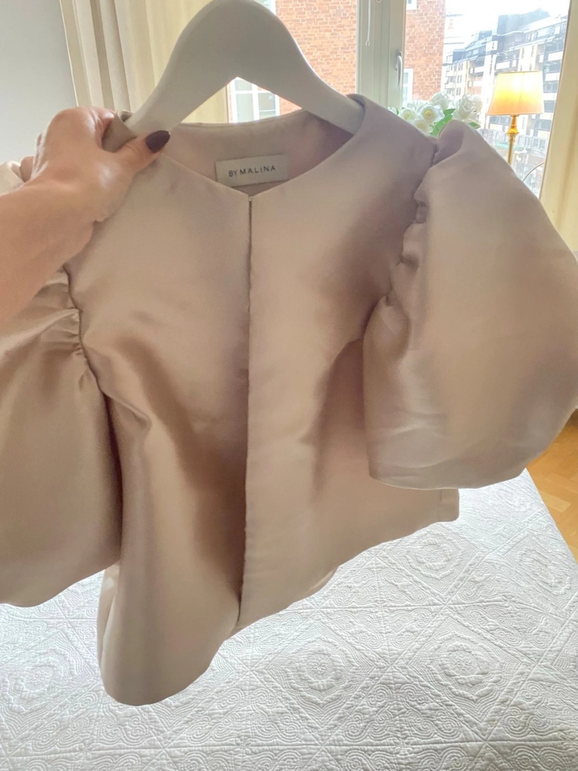 Champagnefärgad puffblus By Malina - 1