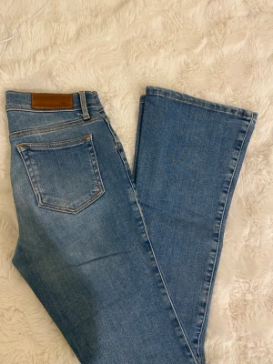 Bootcut lågmidjade jeans - Inga defekter. Lågmidjade.  Vet inte vad det är för mått men normala i längden