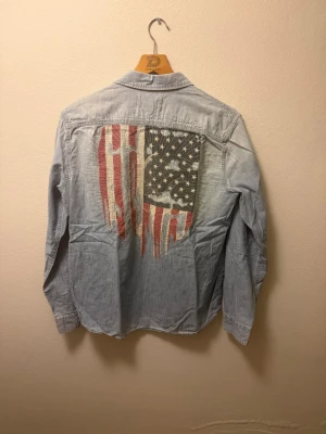 RalphLauren jeans skjorta  - Tjena! Säljer denna riktigt feta RalphLauren D&S jeans skjortan, fint skick, storlek M, hör av dig vid funderingar!🙌