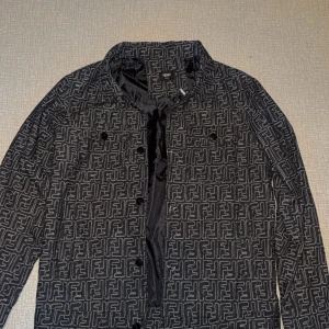 Fendi jeans jacka - Fendi jeansjacka mycket snygg och sällsynt, du kommer garanterat sticka ut med den jeansjackan ute, möts i Sthlm