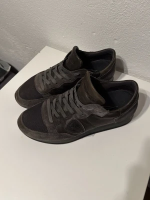 Grå sneakers från Philippe Model - Tja!! Säljer nu ett par snygga grå sneakers från Philippe Model med ovandel i mocka och mesh. Knappt använda , Nypris 2900.                                        Pris kan sänkas vid snabbaffär