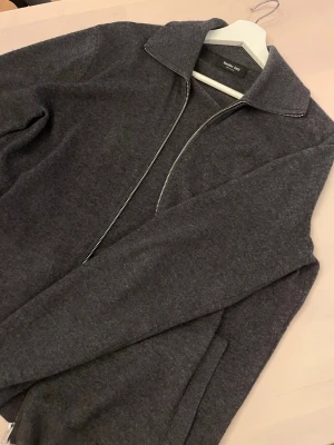 Massimo Dutti Merino Zip - Tja, säljer denna Massimo Dutti zipen i merinoull | Storlek: S | Skick: Som ny | Skicka ett PM vid frågor ev fler bilder 👋🏽