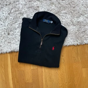 Svart quarter från Polo Ralph Lauren - Hej! Säljer en svart Ralph lauren quarter zip i storlek S. Hoodien är i mycket bra skick. Hör av er vid frågor!