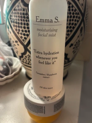 Emma S. moisturising facial mist - Fräsch och återfuktande facial mist från Emma S. med gurka- och hallonextrakt. Passar alla hudtyper och ger extra fukt när du behöver det.