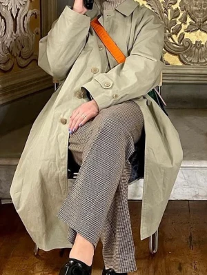 Trenchcoat - Sååå snygg trenchcoat köpt på en vintagebutik i Rom. Saknar logga, storlek och materiallapp… Den är beige-grön i färgen och sitter oversized på mig som normalt har S. Skulle uppskatta att det är storlek 38. Robust material och riktigt härlig i kvaliteten! Mycket bra skick: den vita ”pricken” på sista bilden är bara ljuset!