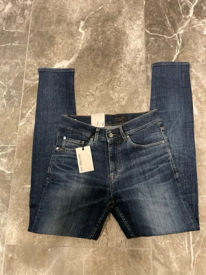 Tiger of sweden - Helt nya jeans ifrån tiger of Sweden med prislappen kvar på. Storleken är w29 L32. Modellen är evolve. Passformen är någon stans mellan slimfit och straight. Snygg tvätt
