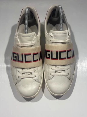 Gucci skor  - Hej! Säljer nu mina skor från märket Gucci, storlek 41 bra skick,. Tveka inte på att höra av dig om du har frågor eller funderingar kring skorna! 