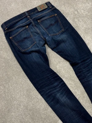 Nudie Jeans - Nudie Jeans | Modell: Grim Tim | Skick 8/10 mycket bra | *Lagning Gren (bild 4) | Nypris ca 2500kr | Mitt pris 699kr | Midja: 43cm | Ytterbenslängd: 113cm | Benöppning: 18cm | Lår: 29cm | Kom gärna pm vid frågor eller funderingar | Postas eller möts upp i Gävle!
