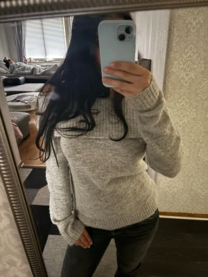 Gina tricot ljusgrå off-shoulder stickad tröja - Säljer mysig ljusgrå stickad tröja i storlek S. Sällan använd och inga skador. Perfekt för kyliga dagar och enkel att matcha med jeans eller kostymbyxor.