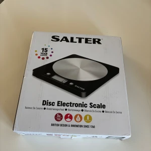 Salter digital köksvåg svart - Elektronisk köksvåg från Salter i svart med rund platta i rostfritt stål. Vågen har digital display och kompakt design, perfekt för att väga ingredienser upp till 5 kg. Levereras i originalförpackning. Oöppnad