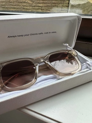 Chimi solglasögon - Snygga solglasögon från Chimi med transparent beige båge. Glasen är bruna med en lätt toning. Kommer i originalfodral och med putsduk💞 d r i färgen ecru och modell 04. Nypris 1400kr