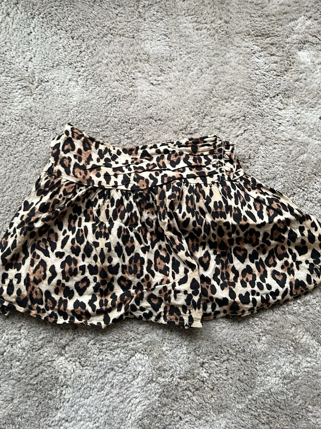 Kort leopardmönstrad kjol