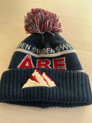 Åre mössa  - En snygg och skön Åre mössa. Den är exklusiv och går endast att köpa i Åre. Den är i Mycket bra skick.