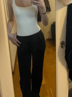 Vit body  - Säljer en enkel och stilren vit body från h&m med breda axelband och rundad urringning. Toppen är tight i modellen och passar perfekt till både jeans och kjol. Materialet känns mjukt och stretchigt, vilket gör den bekväm att bära hela dagen.