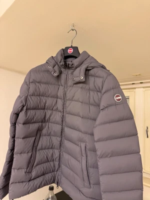 Mörkgrå dunjacka från Colmar - Dunjacka från colmar i färgen street grey, jackan är i nyskick och knappt använd mer än nån gång. Mer bilder på själva jackan kan skickas ny pris 6900 kr.