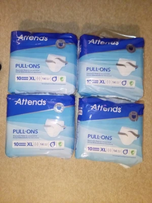 Attends Pull-Ons inkontinensbyxor XL 56st Vuxenblöjor - Fyra paket Attends Pull-Ons engångsbyxor för tung inkontinens. Varje paket innehåller 14 stycken absorberande byxor i storlek XL. Byxorna är vita och används som vanliga underkläder. Perfekt för dig som behöver extra skydd i vardagen.