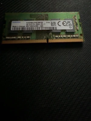 Samsung 4GB DDR4 SO-DIMM RAM - Säljer ett 4GB DDR4 SO-DIMM RAM-minne från Samsung, modell M471A5244CB0-CWE. Grön kretskort med guldiga kontakter, perfekt för laptop eller kompakt dator. Tillverkad i Vietnam och har en enkel, rektangulär form.