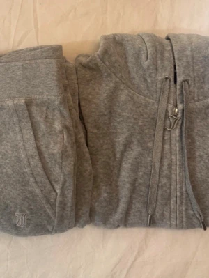 Juicy couture - Juicy couture dress i grå färg. Varsamt använda i fint skick. Nypris för setet är 3500kr. 💕 storlek XS. 
