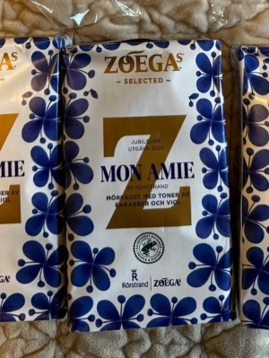 Zoégas Mon Amie jubileumskaffe - Zoégas Mon Amie jubileumsutgåva är ett mörkrostat kaffe med toner av rabarber och viol. Förpackningen är vit med blå blommor och guldiga detaljer, framtagen i samarbete med Rörstrand. Perfekt för kaffeälskare som vill testa något unikt.