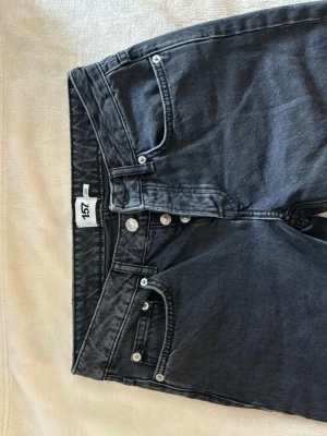 Svarta raka jeans low waist - Säljer ett par svarta jeans från Lager 157 med rak passform och låg midja. Perfekta för en avslappnad och stilren look🖤