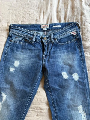 Blå slitna jeans från Replay - Ett par skit snygga utsvängda jeans, ursprungligen från replay men köpte från sellpy, aldrig använda och storlek 27/32🤗