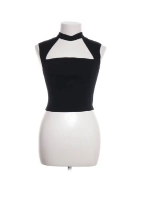 Svart crop top med cut out-detalj - Super snygg söt topp från Zara. Perfekt som fest topp 😍