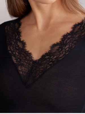 Intimissmi spets tröja  - Super fin svart Intimissmi tröja. Den är använd några få gånger o har två små hål på baksida av armen som man inte tänker på när den är på. Nypris 530💞