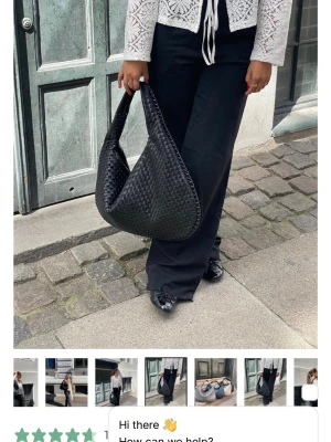 Svart flätad axelväska - Trendig svart axelväska i flätad design med mjuk, slouchy form från Design by Si. Väskan har ett brett handtag och stängs upptill. Perfekt för dig som gillar en stilren och modern look. Materialet ser ut att vara konstläder med en snygg struktur. Nypris 605 kr. 