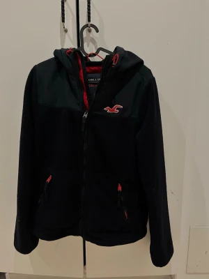 Hollister fleece  - Hollister fleece i mycket hårt skick för priset. Priset går även att diskuteras vid intresse😊