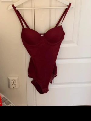 Röd body - Elastisk röd body, minns tyvärr inte vart den är köpt!