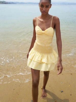 Gul klänning från Zara  - Söt gulrutig klänning från Zara. Använd en gång och i nyskick – perfekt till sommaren! 💛☀️