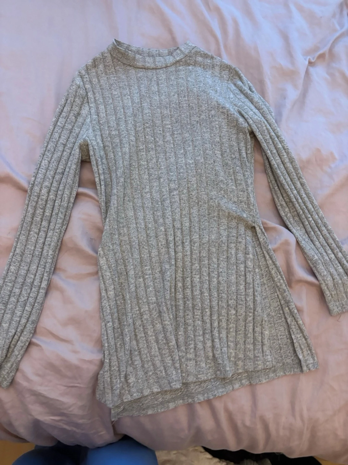 Ljusgrå ribbstickad långärmad tröja