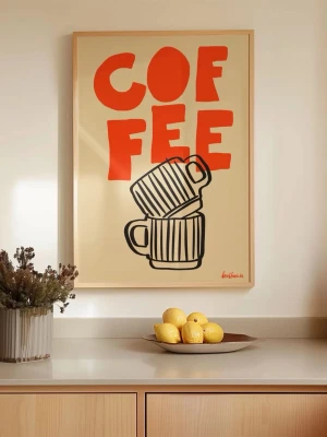 Poster med kaffemotiv - Två staplade kaffekoppar i svart och stor röd text som stavar 'COFFEE'. Perfekt som dekoration i köket eller vardagsrummet. 40x50cm, ram ingår ej