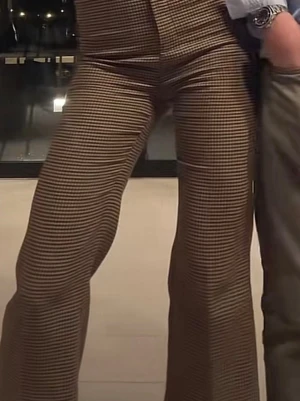 Bruna rutiga manchesterbyxor utsvängda från mango - Säljer ett par bruna manchesterbyxor med rutigt mönster och utsvängda ben. Byxorna har hög midja och 34cm tvärs över så midjemåttet e 68 i omkrets och innerbenslängden är 83! Supersnygga slutsålda nypris 890!