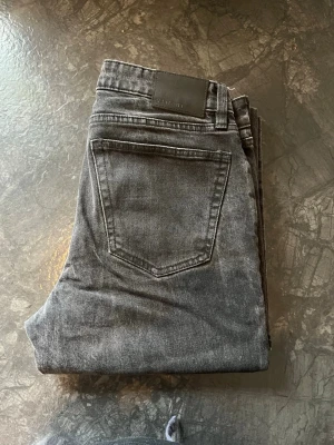 Valient Jeans - Säljer ett par svarta Valient jeans med rak passform och klassisk femficksdesign. W 28 och L 32. Casual och basic, snygga jeans. 