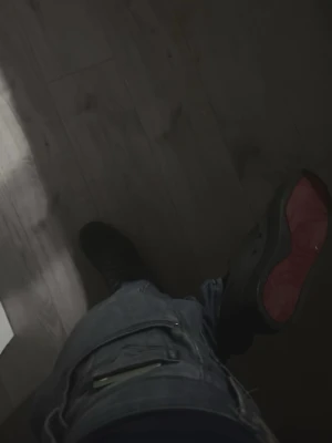 Svarta sneakers med röd sula - Snygga svarta sneakers med tydlig röd sula. Skorna har en klassisk låg profil och är perfekta för dig som gillar streetwear. Materialet ser ut att vara mocka eller nubuck och de har en stilren design utan synliga loggor.