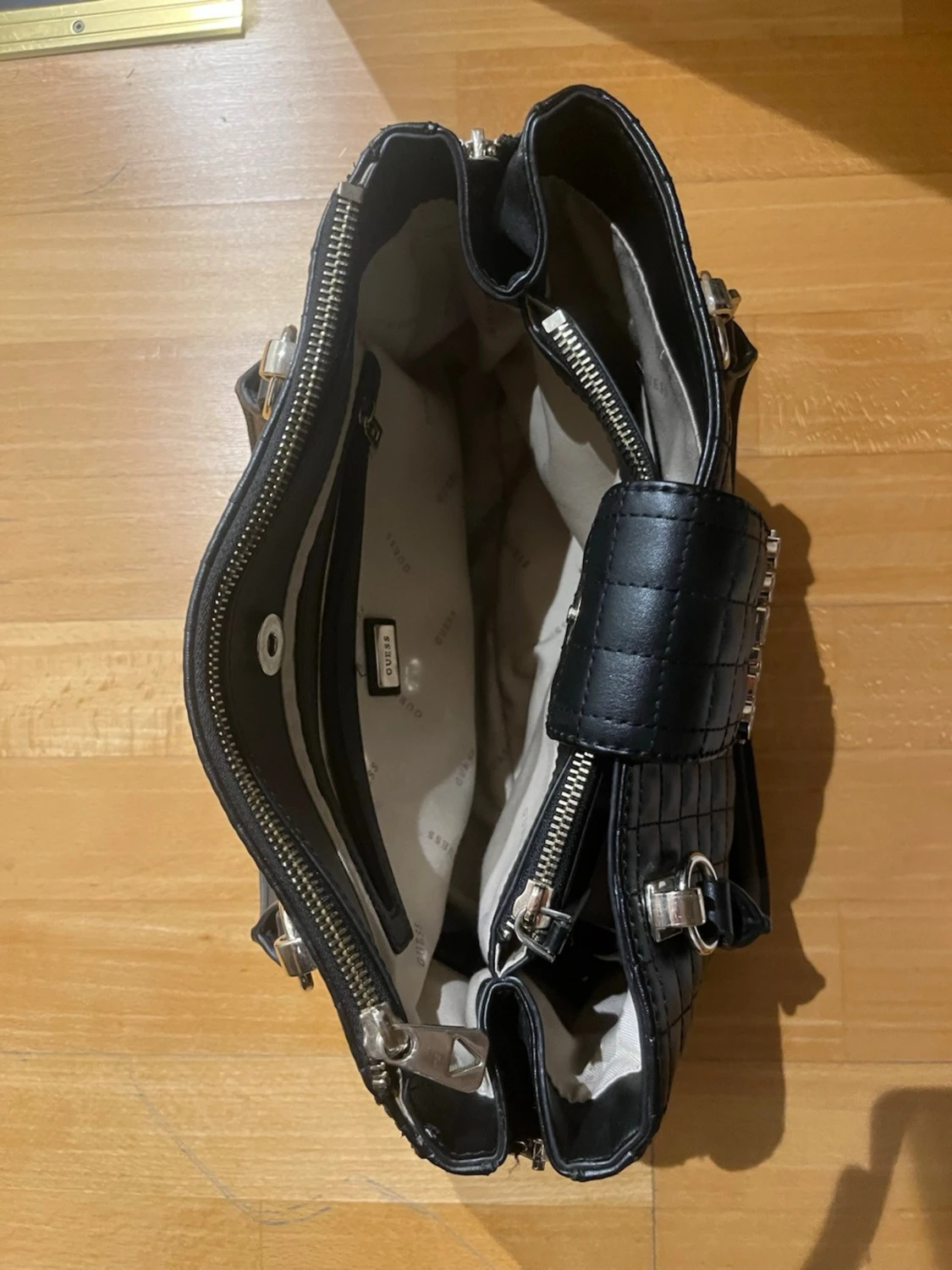 Svart quiltad handväska från Guess - 2