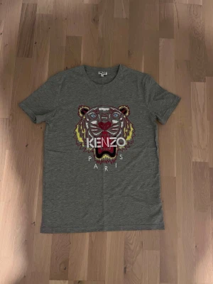 Grå Kenzo t-shirt  - Säljer en grå äkta Kenzo Paris tröja som knappt har använts