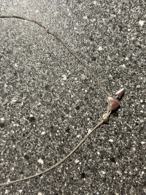 L8h kärlekshalsband  - L8h kärlekshaldband i längd 45. Bra skick. Nypris 600-700 typ! Skriv vid intresse!