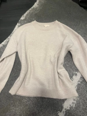 Ljusbeige stickad tröja Gina Tricot - Mysig ljusbeige stickad tröja från Gina Tricot. Storlek 146/152💞💞