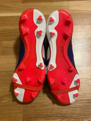 Adidas Predator Fotbollskor - Adidas Predator FG/AG Fotbollskor i mycket bra skick, har fått lite färg av konstgräs annars ingen defekt. Fler bilder kan skickas vid intresse. Pris kan diskuteras vid snabb affär.
