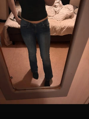 Gina tricot bootcut jeans med låg midja  - Mycket fina jeans från Gina tricot