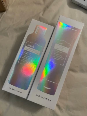 Klairs Freshly Juiced Vitamin Toner & cleanser  - Klairs Freshly Juiced Vitamin Toner i snygg holografisk förpackning. Tonern innehåller C-vitamin och balanserar huden samtidigt som den ger lyster. Perfekt för dig som vill ha en fräsch och återfuktad känsla. Volym: 180 ml och 150 ml.