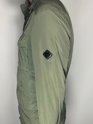 J.Lindeberg field jacket - Säljer en riktigt snygg och trendig J.Lindeberg field jacket i fint skick, storlek M, vid frågor är det bara att skriva //Gramenti