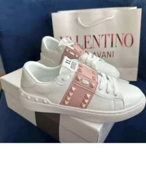 Rosa Valentino skor - De är i väldigt bra skick, bara testade. Stl 38. Riktigt snygga till sommaren. Pris går att diskutera💗