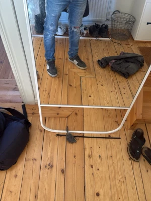 Blå slitna jeans från replay - Säljer ett par blå jeans från replay| nypris 1349 kr| modellen i 178cm. 