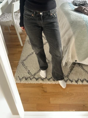 Svarta jeans från Weekday Arrow  - Svarta jeans från Weekday Arrow som är jättefina, tyvärr för små för mig. De har två små slitningar längst ned på kanten av byxorna.