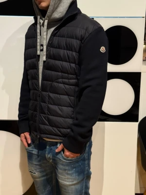 Moncler cardigan  - Intressekoll på min Klassiska stiliga Moncler cardigan i size L✅skick 9/10! Köpt för 10 000kr og ingår se bild 