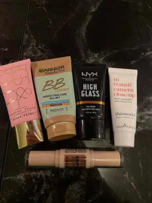 Paket med primers & bas produkter - Figs & Rouge Satin Soft Blurring Primer är en primer i en rosa tub med guldfärgat lock. Den ger en mjuk, suddande effekt och fungerar även som finishing fix. Perfekt för att skapa en jämn bas innan sminket. Tuben är smidig att ta med i väskan.